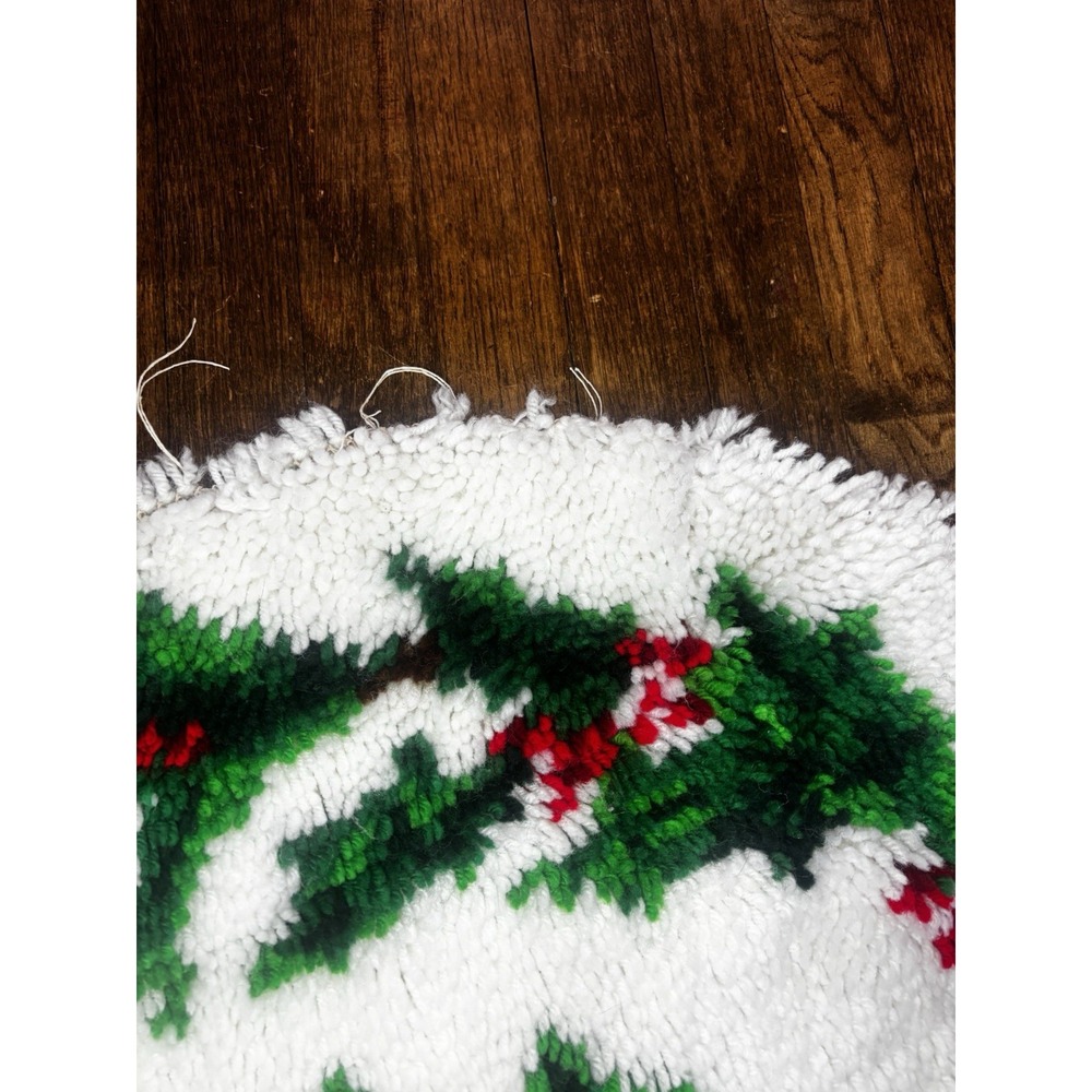 🎄Christmas Tree Skirt Handmade Latch Hook Poinsettias Yarn 32" Round Finished - Picture 5 of 8